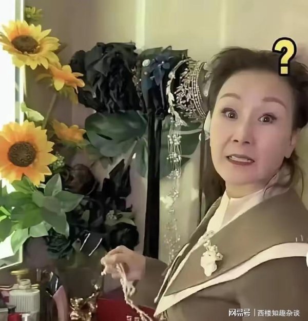 配资软件 初中毕业装贵妇，8万退休金是编的，别墅是租的，就是带货的